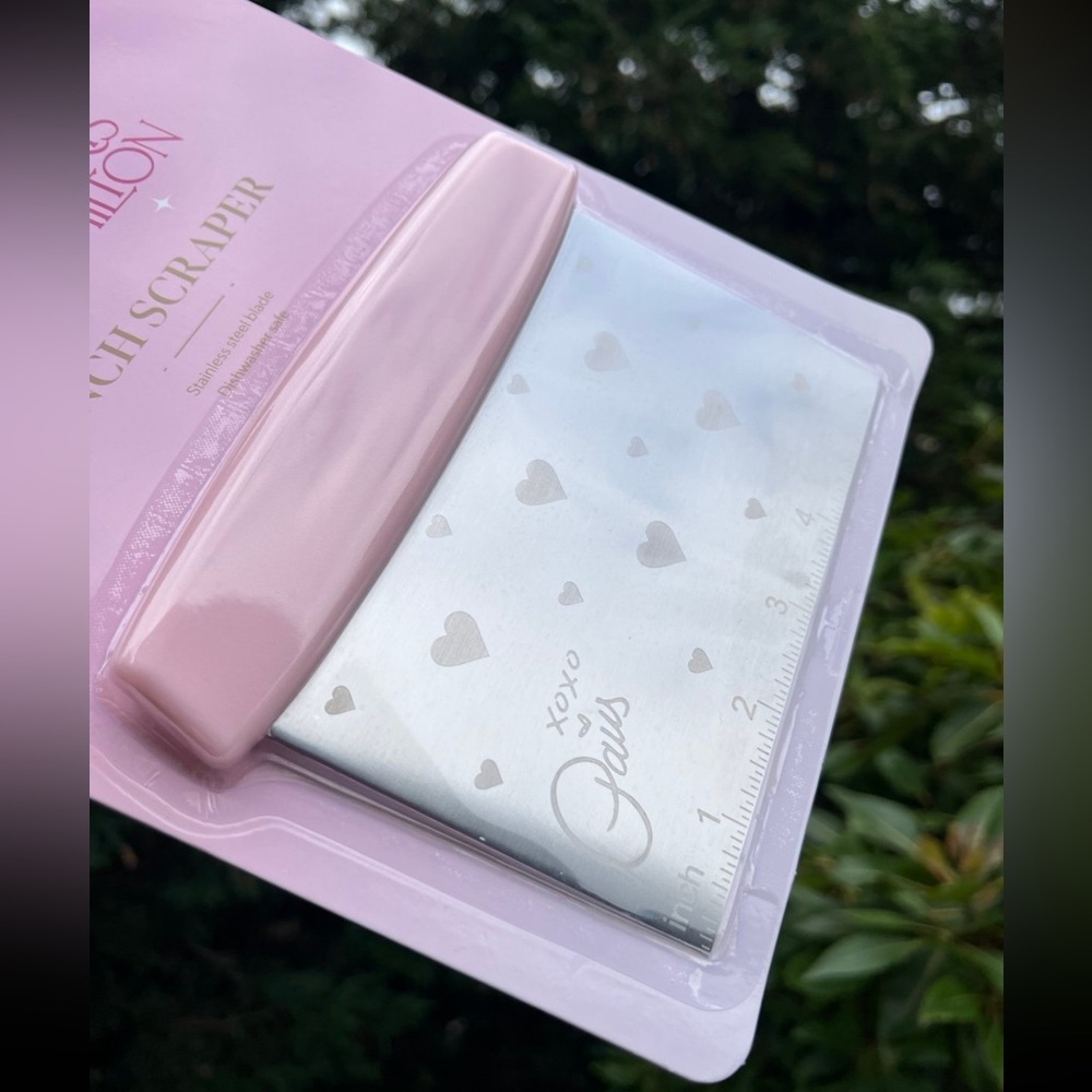 Paris Hilton Pink Hearts Bench Scrapper - Picture 2 of 2